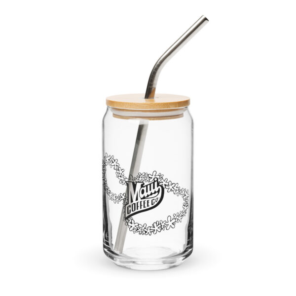 Lei Glass Cup With Lid & Straw – 16 oz features a clear glass body adorned with a wraparound floral design, a bamboo lid, a reusable metal straw, and the Maui Coffee Co. logo.